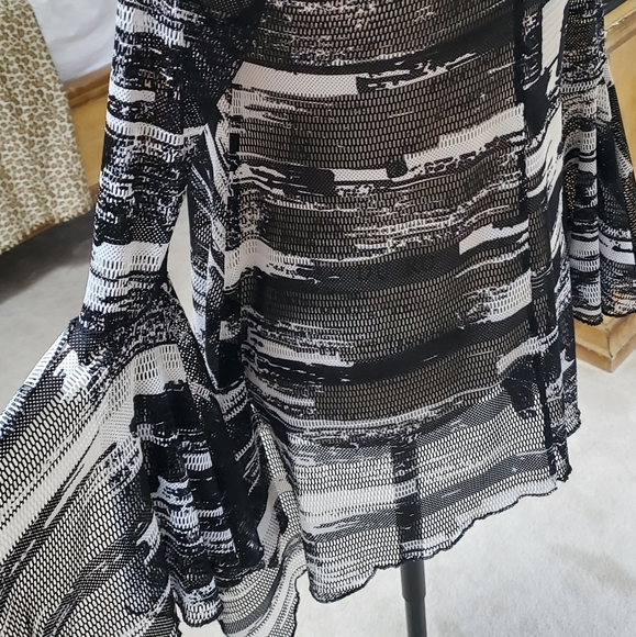 Mesh v-neck - Picture 2 of 8